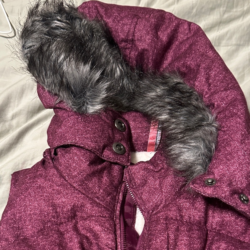GreenTea Women's Vest in Maroon with Faux Fur Trim - Picture 1 of 3